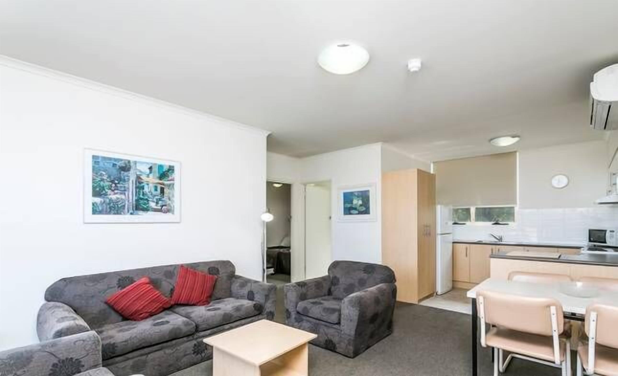 200 m away from the 'Golden Mile'- exclusive Esplanade Glenelg. Free parking. — image 2