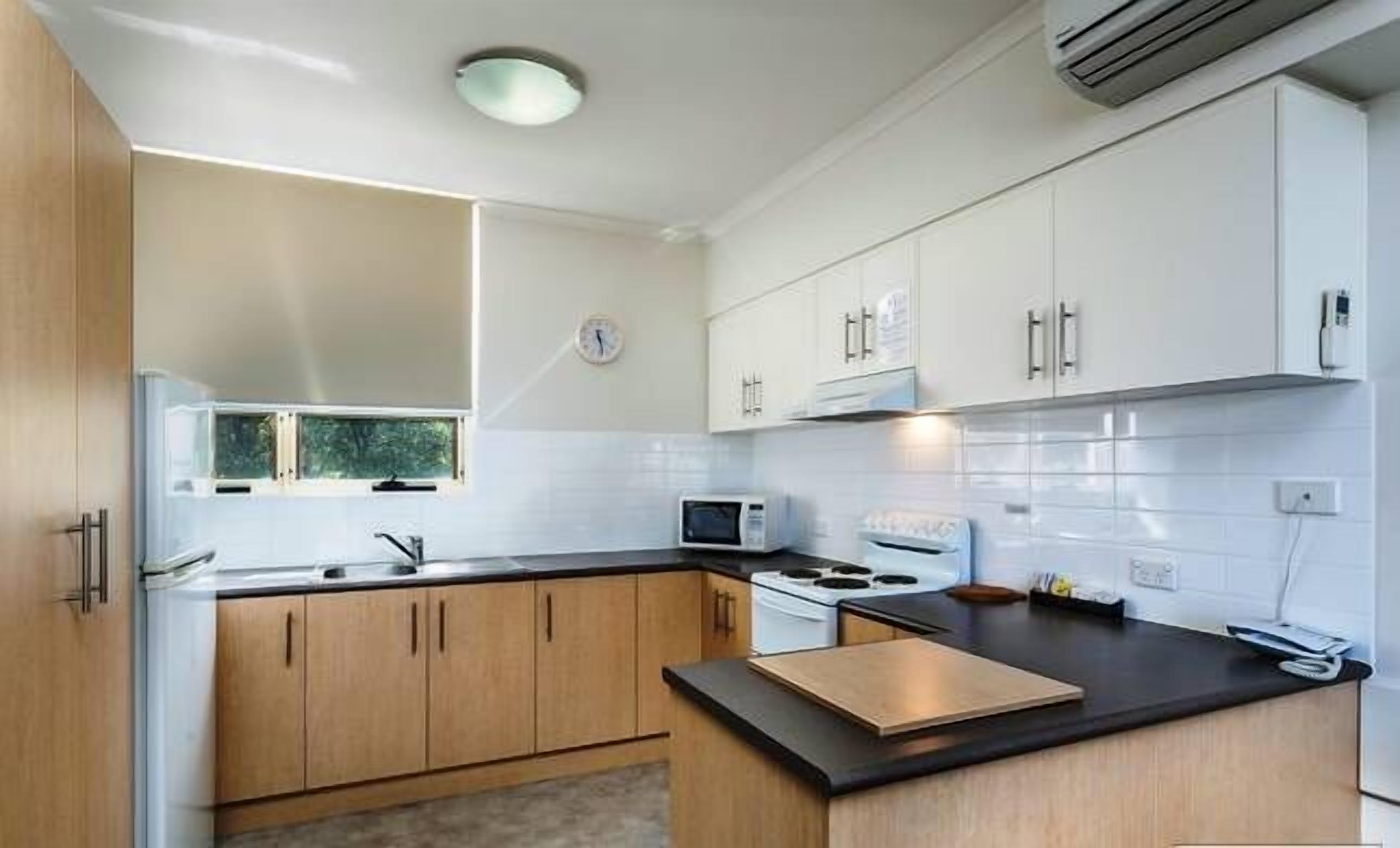 200 m away from the 'Golden Mile'- exclusive Esplanade Glenelg. Free parking. — image 4