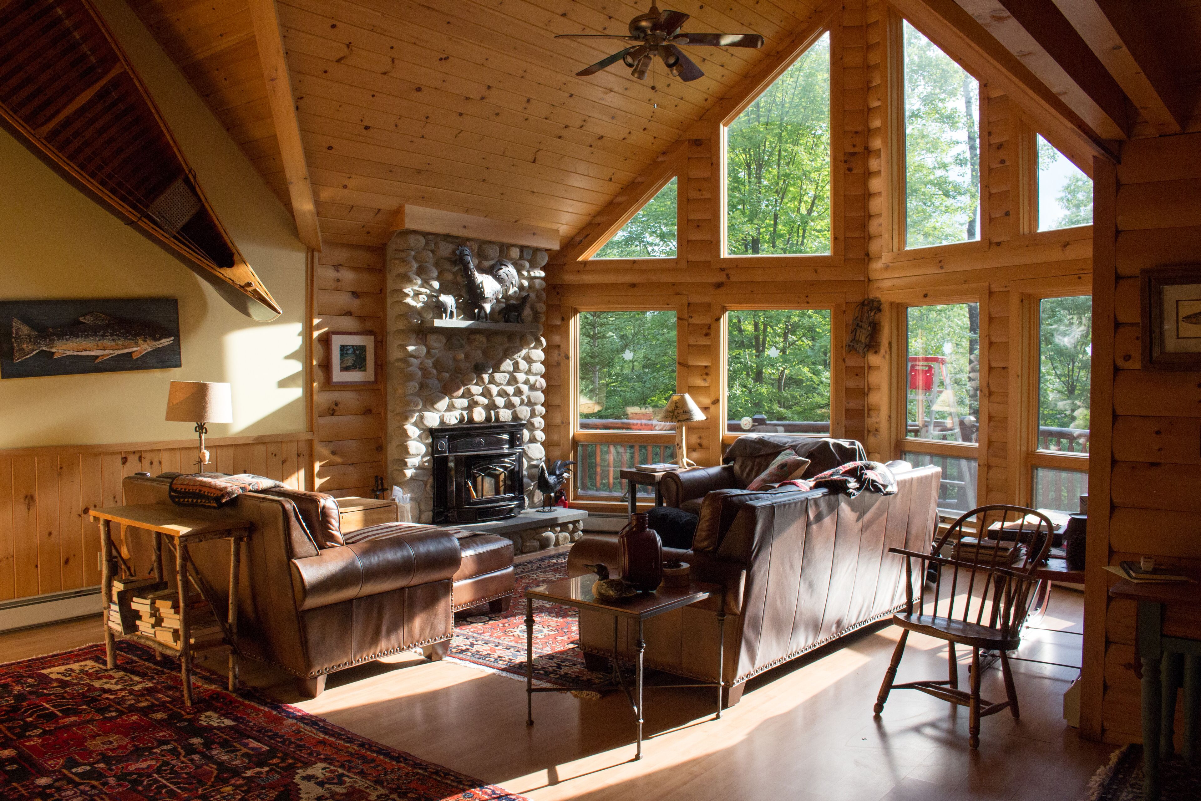 Luxury Log Cabin Style Family House, gorgeous wooded and private setting. 