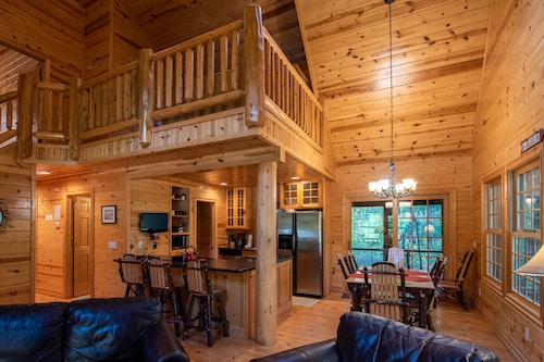 Luxury Cedar Cabin on the Lake with Heated Pool & Hot Tub. Close to Ski resort