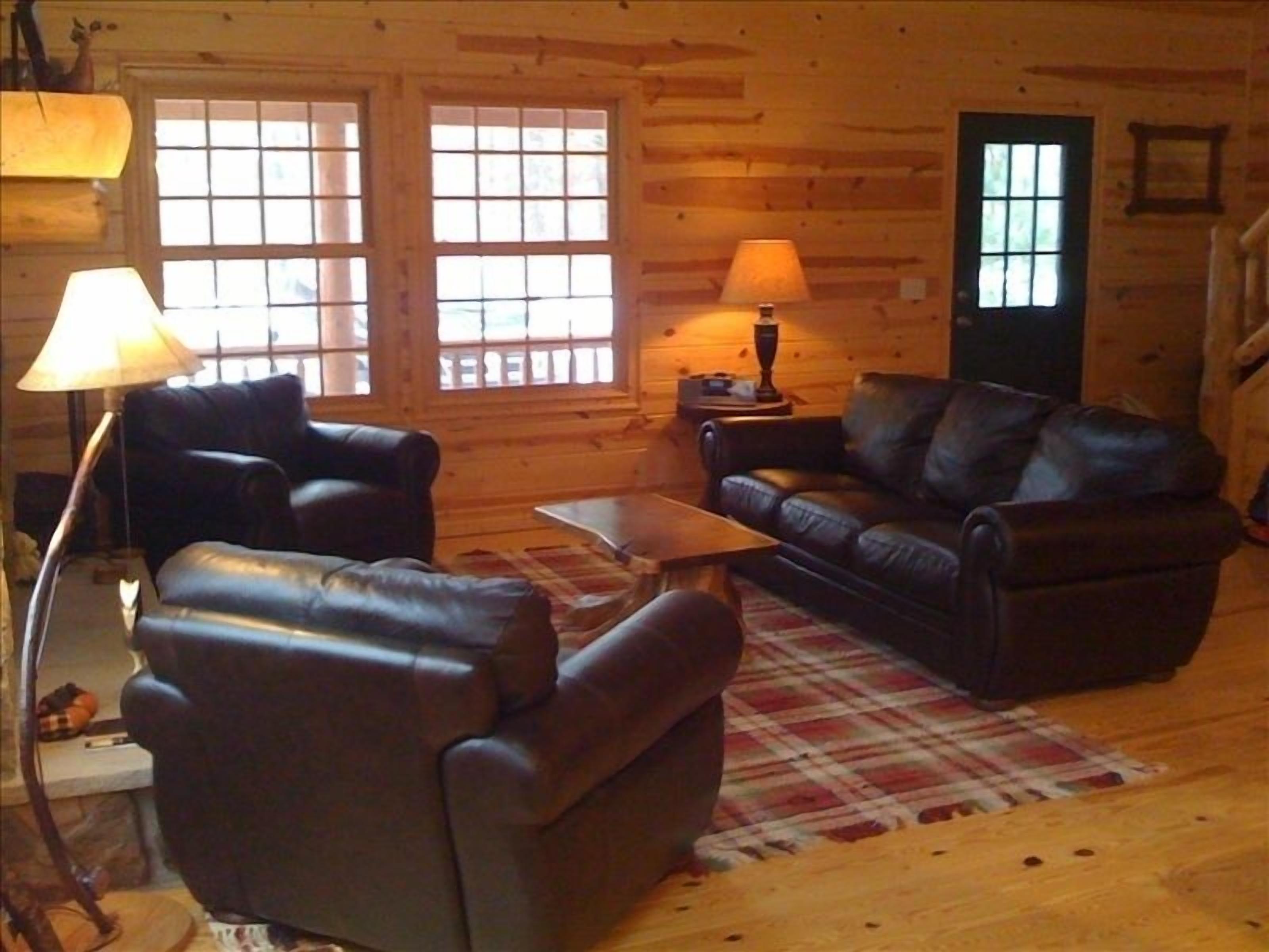 Luxury Cedar Cabin on the Lake with Heated Pool & Hot Tub. Close to Ski resort