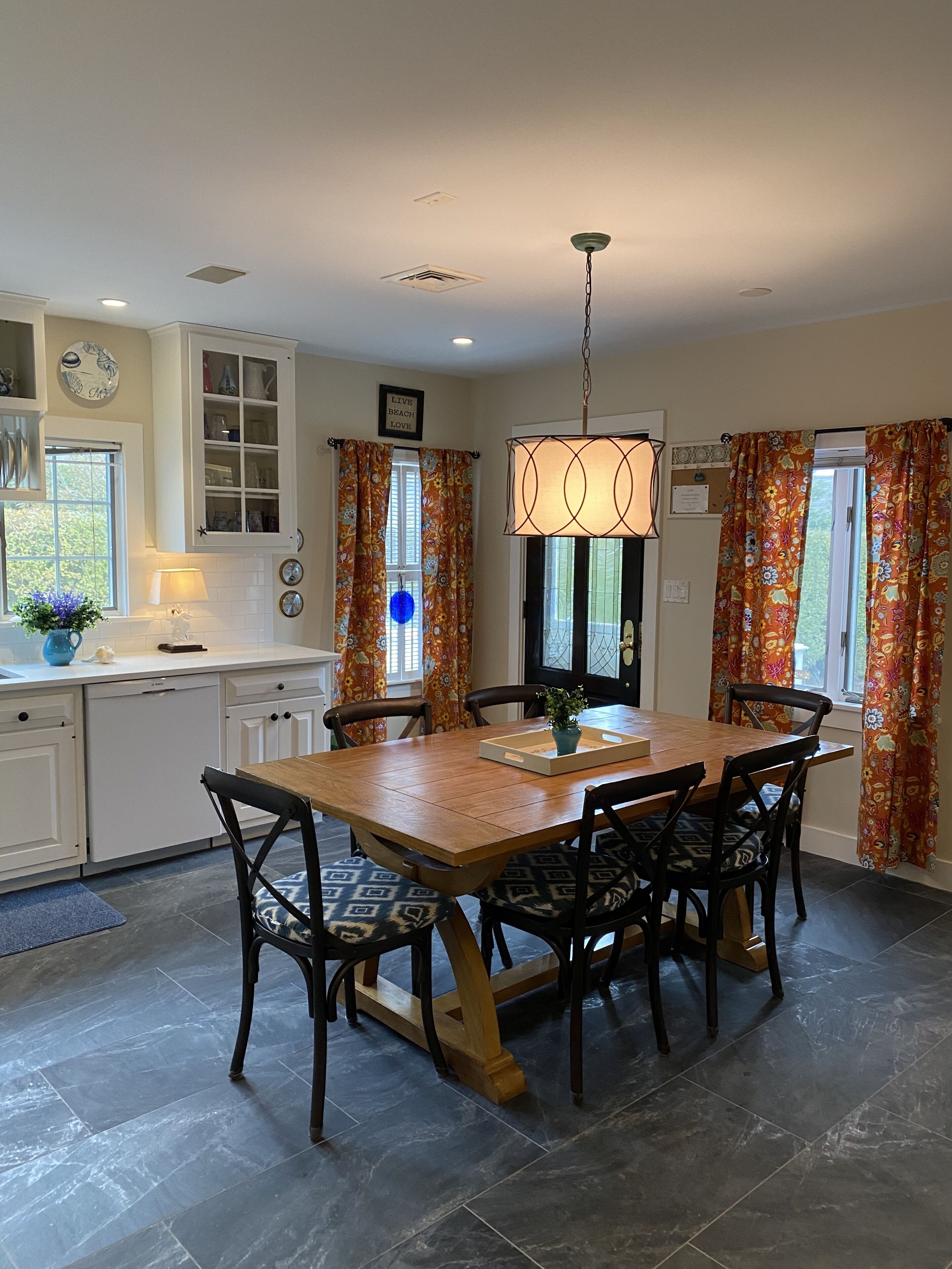 WEDDING PARTY WELCOMED! LARGE PROP. on ORANGE.AC,WiFi,Park. Walk to Main Street