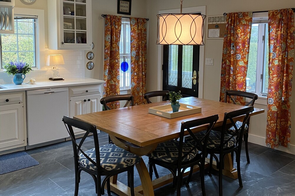 WEDDING PARTY WELCOMED! LARGE PROP. on ORANGE.AC,WiFi,Park. Walk to Main Street