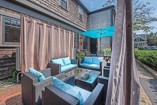 Perfect Location, Historic Town Ctr: Ground 4 Bed 3 Bath Condo