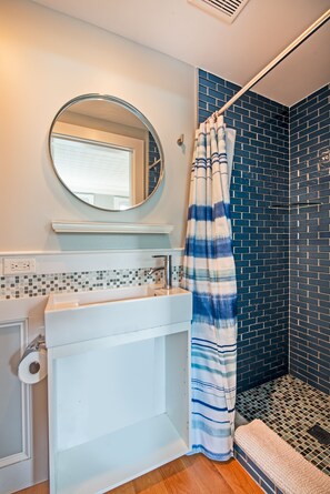 Combined shower/tub, towels