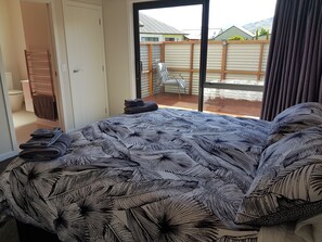 2 slaapkamers, een strijkplank/strijkijzer, gratis wifi, beddengoed