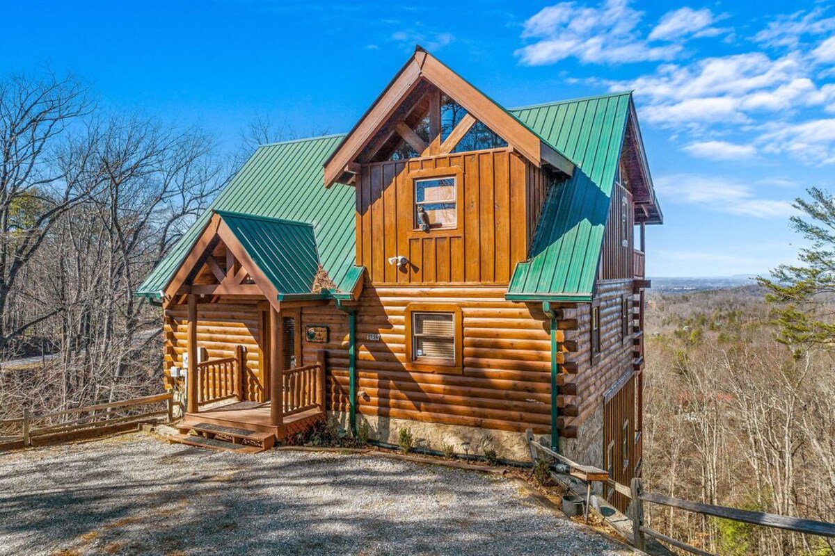 Mountain Views/ Secluded 3 King Bed Master Suites/Pet friendly w/fee