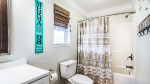 Combined shower/tub, jetted tub, hair dryer, towels - Best ocean views on the beach! private heated pool. Unobstructed ocean views (Surfside beach)