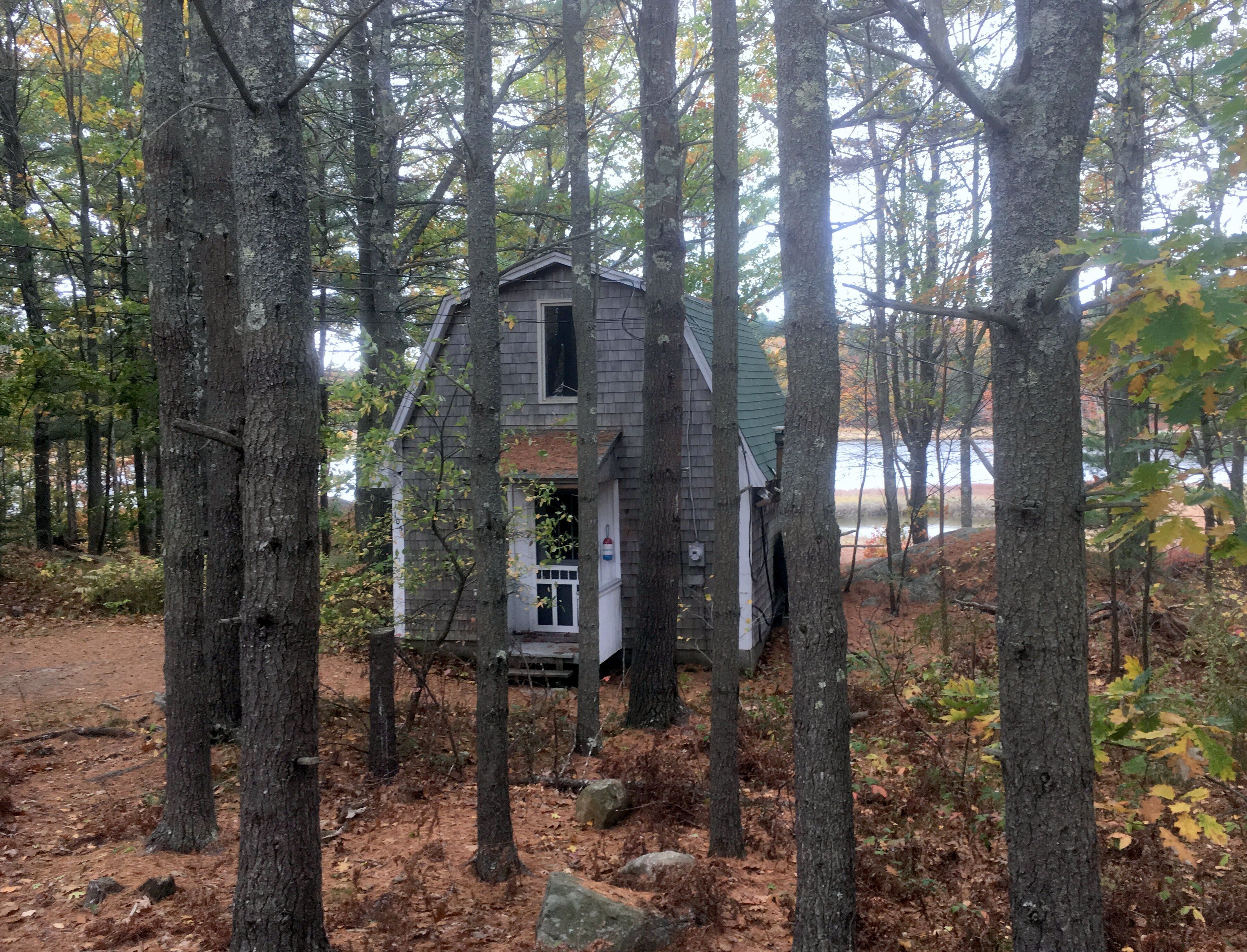 Charming, peaceful 1 bedroom cottage with a serene waterfront view