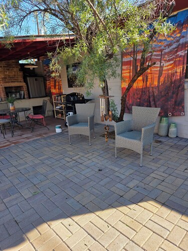 Quaint Studio Southwest Suite in Midtown, w outdoor patio/kitchen, fenced yard