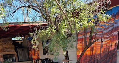 Quaint Studio Southwest Suite in Midtown, w outdoor patio/kitchen, fenced yard