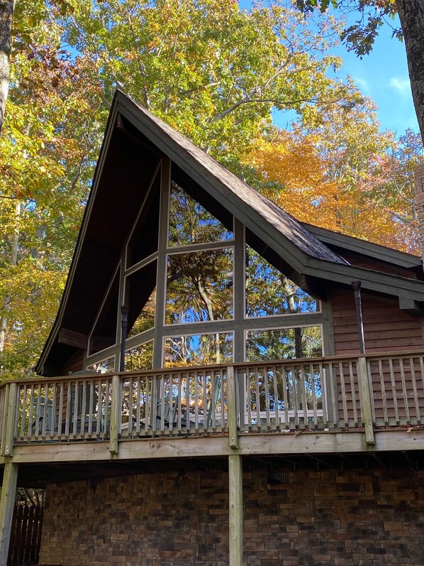 Exterior - Spectacular Ski Chalet, 3 BR, 2.5 Bath, Great Location. (Wintergreen Resort)