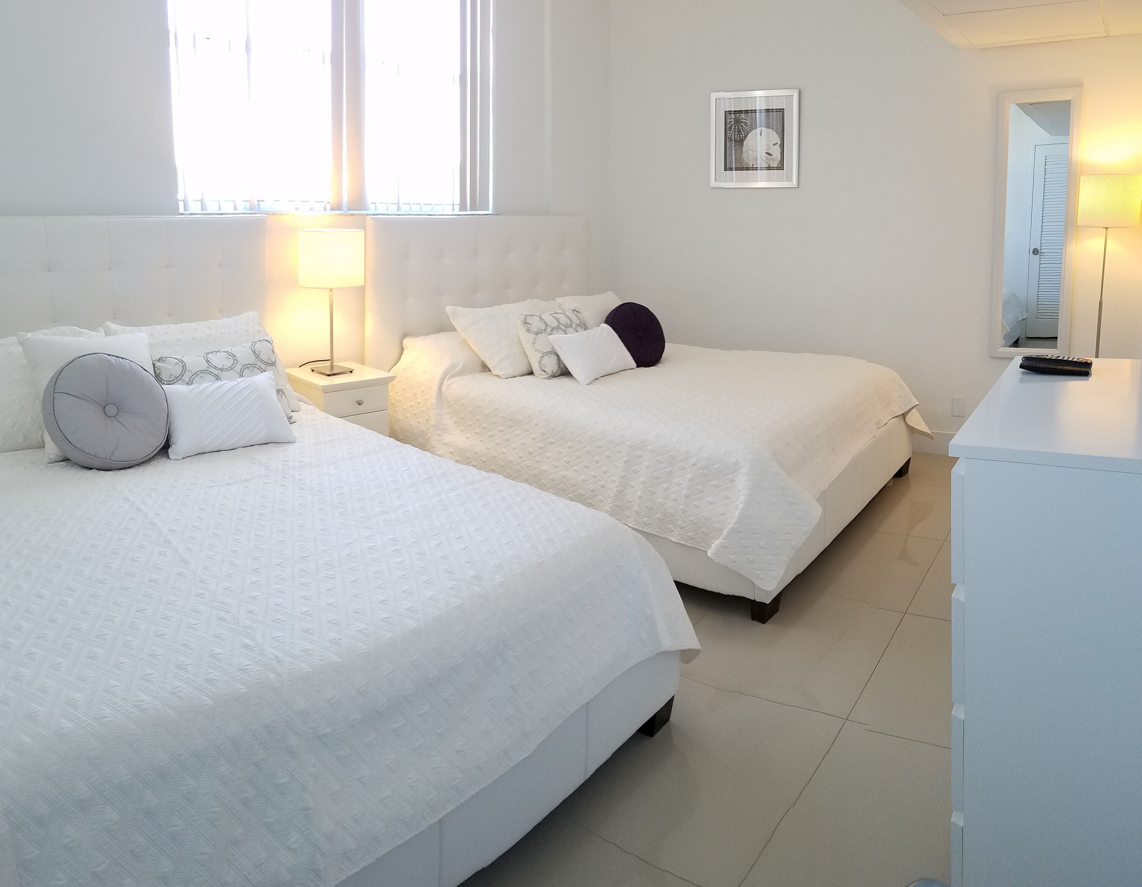 1 chambre, bureau, fer et planche à repasser, lit parapluie