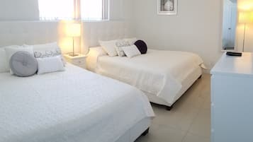 1 chambre, bureau, fer et planche à repasser, lit parapluie