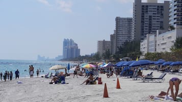 Rannalla, rantapyyhkeitä