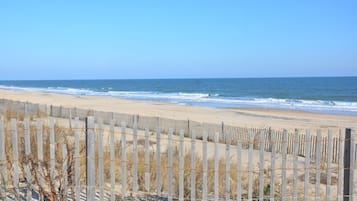Una spiaggia nelle vicinanze, lettini da mare