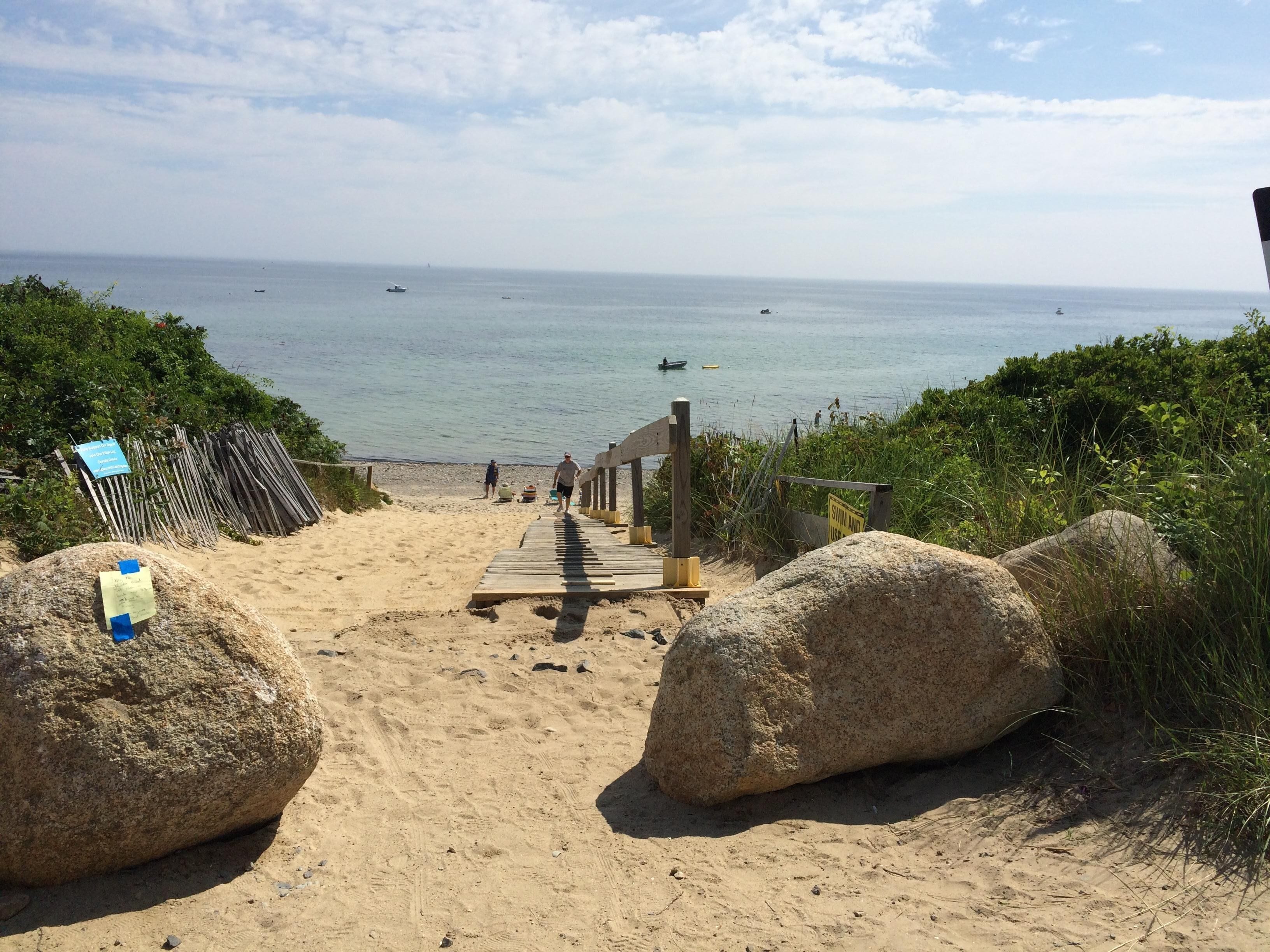 Plage à proximité, chaises longues, serviettes de plage