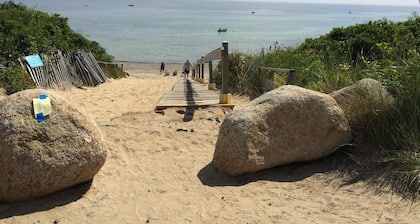 Adorable 3 bed cottage - 2 blocks to private beach; pond; AC, pets ok