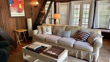 Älytelevisio, takka, kirjoja, stereot