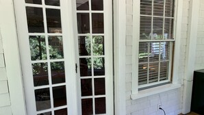 A room with white paneled walls, a wooden floor, and a window with blinds. - Adorable 3 bed cottage - 2 blocks to private beach; pond; AC, pets ok (Plymouth)