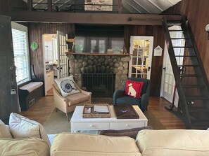 Älytelevisio, takka, kirjoja, stereot