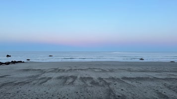 Ranta lähistöllä, aurinkotuoleja, rantapyyhkeitä