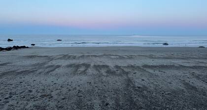 Adorable 3 bed cottage - 2 blocks to private beach; pond; AC, pets ok