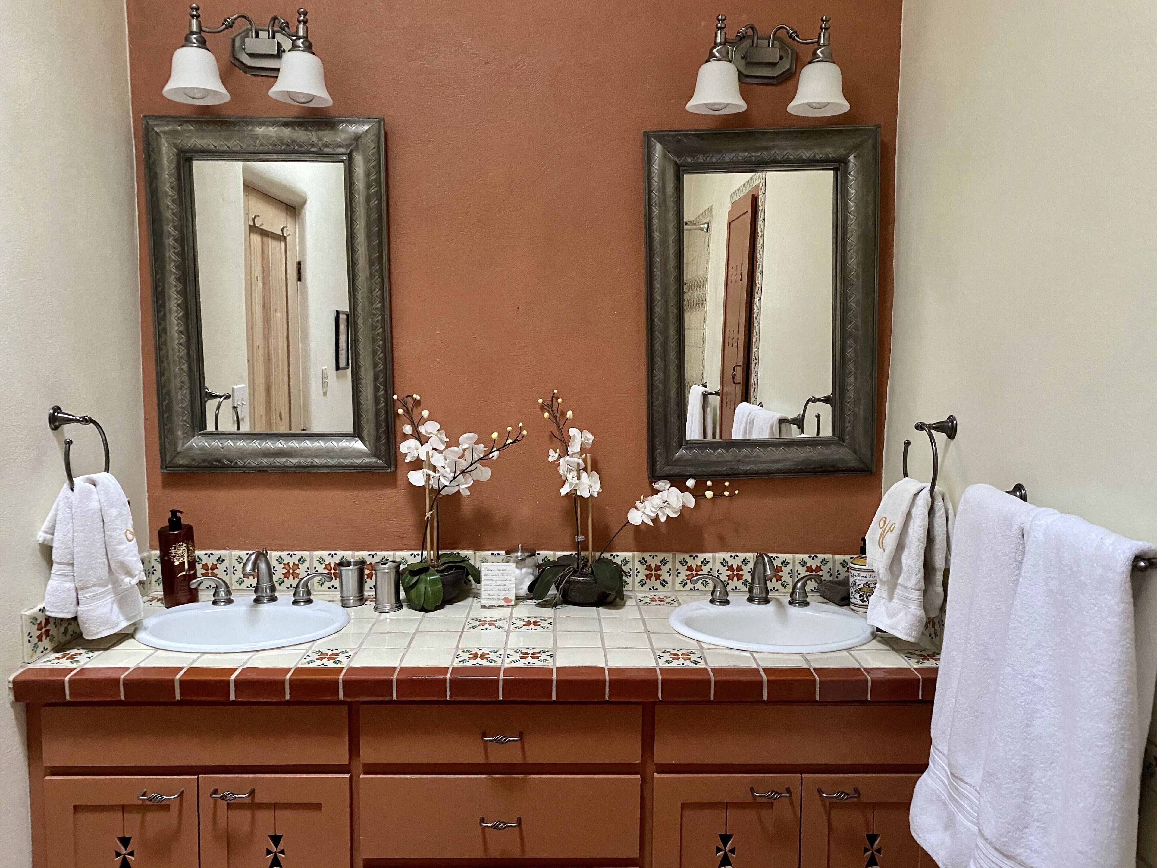 Beauty and Comfort - 3 Fireplaces, Hot Tub -Best Location-Last min Canc Deal 299