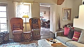 Smart TV, chimenea, reproductor de DVD y libros