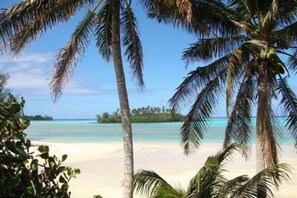 Vlak bij het strand, ligstoelen aan het strand, strandlakens