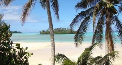 Privacy in the hub of beautiful Muri Beach