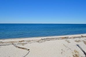 Sur la plage, chaise longue, serviettes de plage