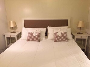 2 soverom, skrivebord, strykejern/-brett og wi-fi (inkludert)