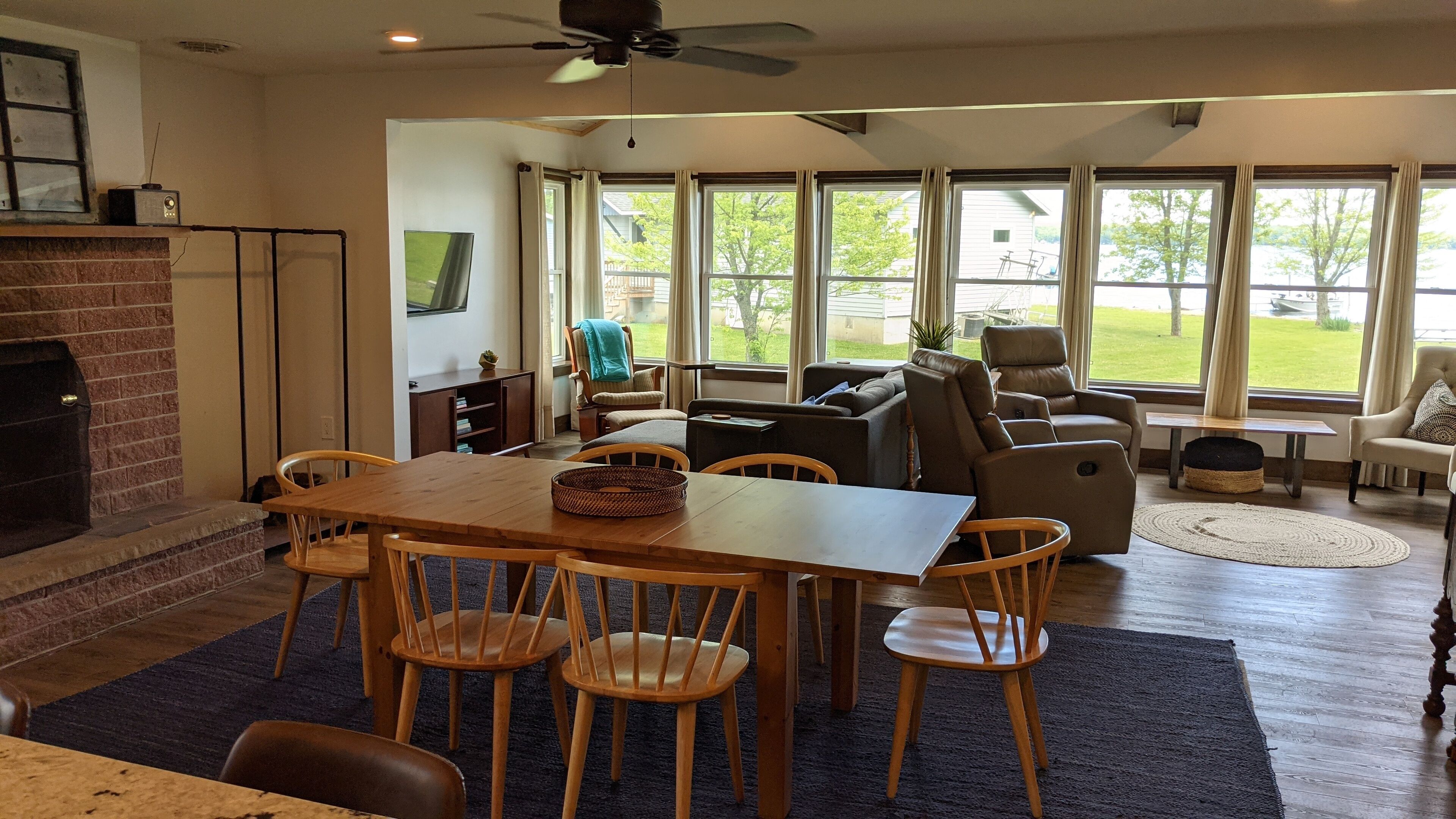 Una televisión, una chimenea