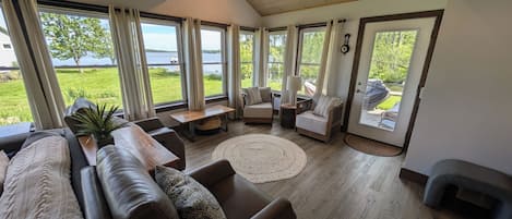 Een televisie en een open haard