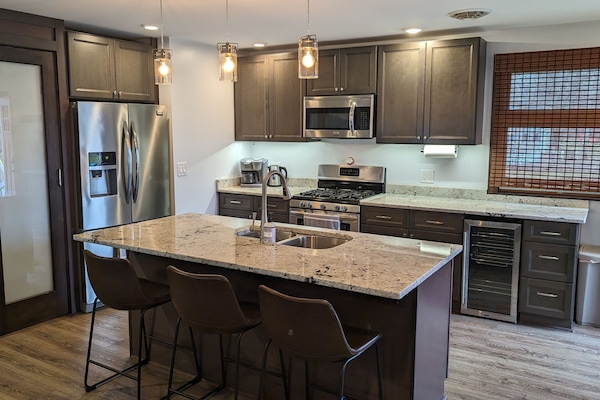 Een koelkast, een microgolfoven, een oven, een kookplaat