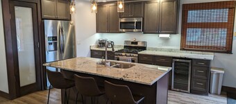 Fredlig Lakefront Stuga - Helt renoverat år 2017 - Använd. Året runt!