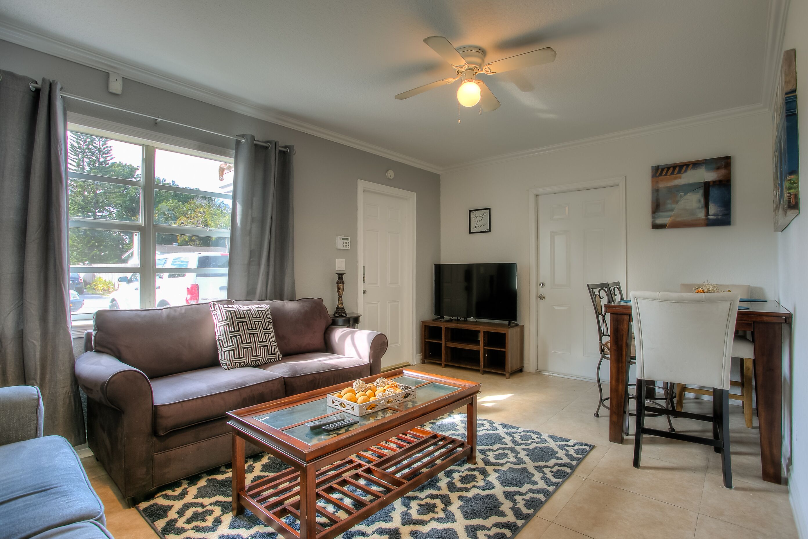 COZY FORT LAUDERDALE HOME ..  2 bedroom 1 bath .PLUS HOT TUB