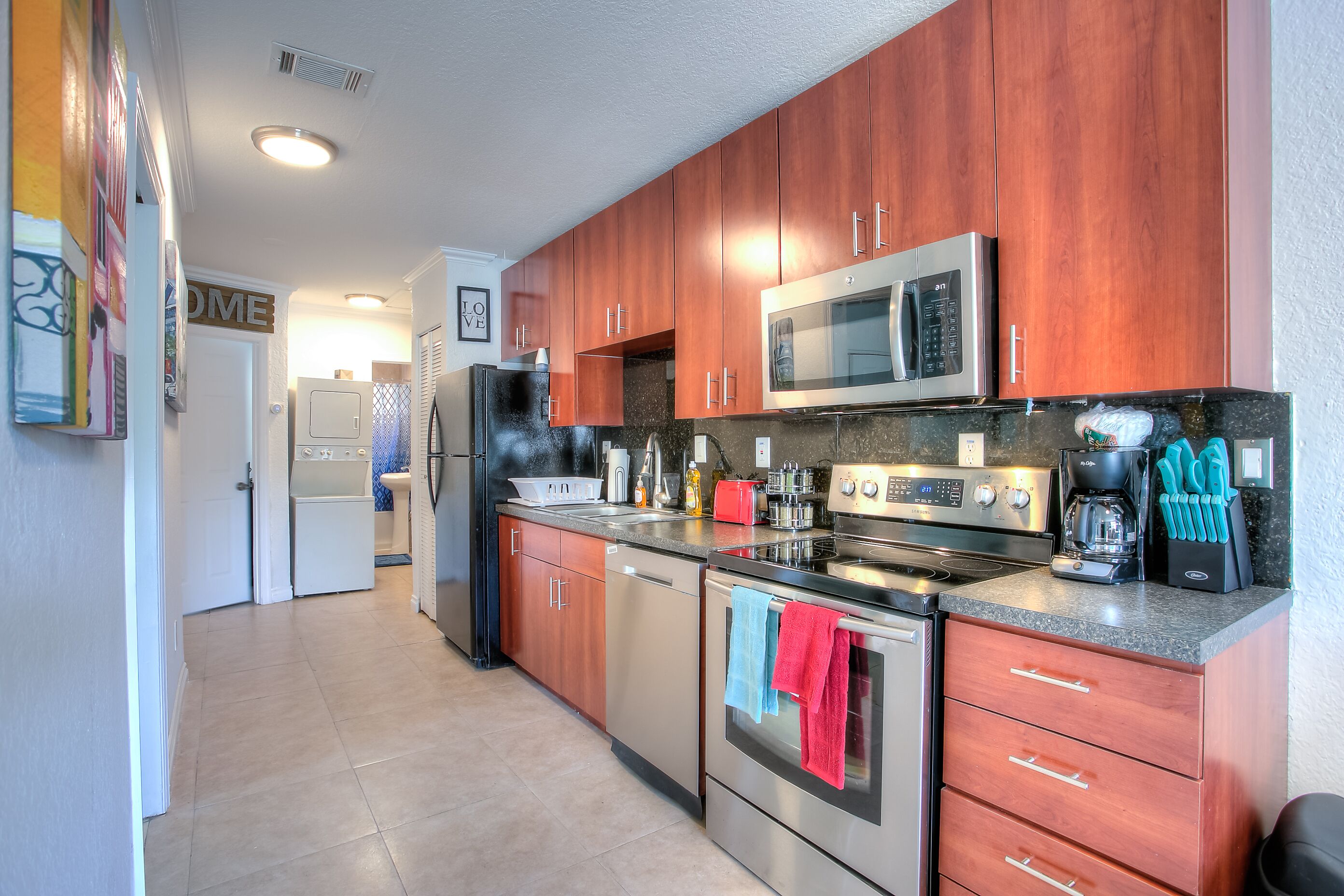 COZY FORT LAUDERDALE HOME ..  2 bedroom 1 bath .PLUS HOT TUB