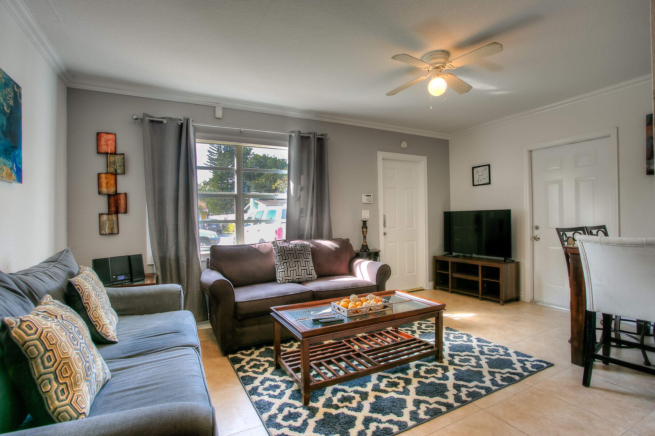 COZY FORT LAUDERDALE HOME ..  2 bedroom 1 bath .PLUS HOT TUB