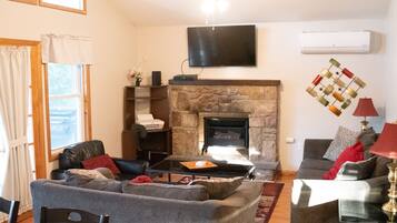 Televisio, takka, DVD-soitin, pöytäjalkapallopöytä