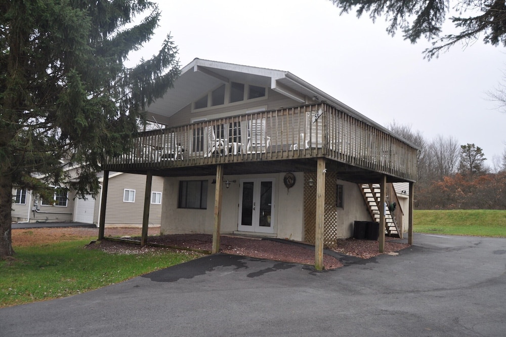 Perfect Getaway In The Poconos! (House #3) HotTub !! Gameroom !! WiFi !!
