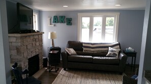 テレビ、暖炉、書庫、ステレオ