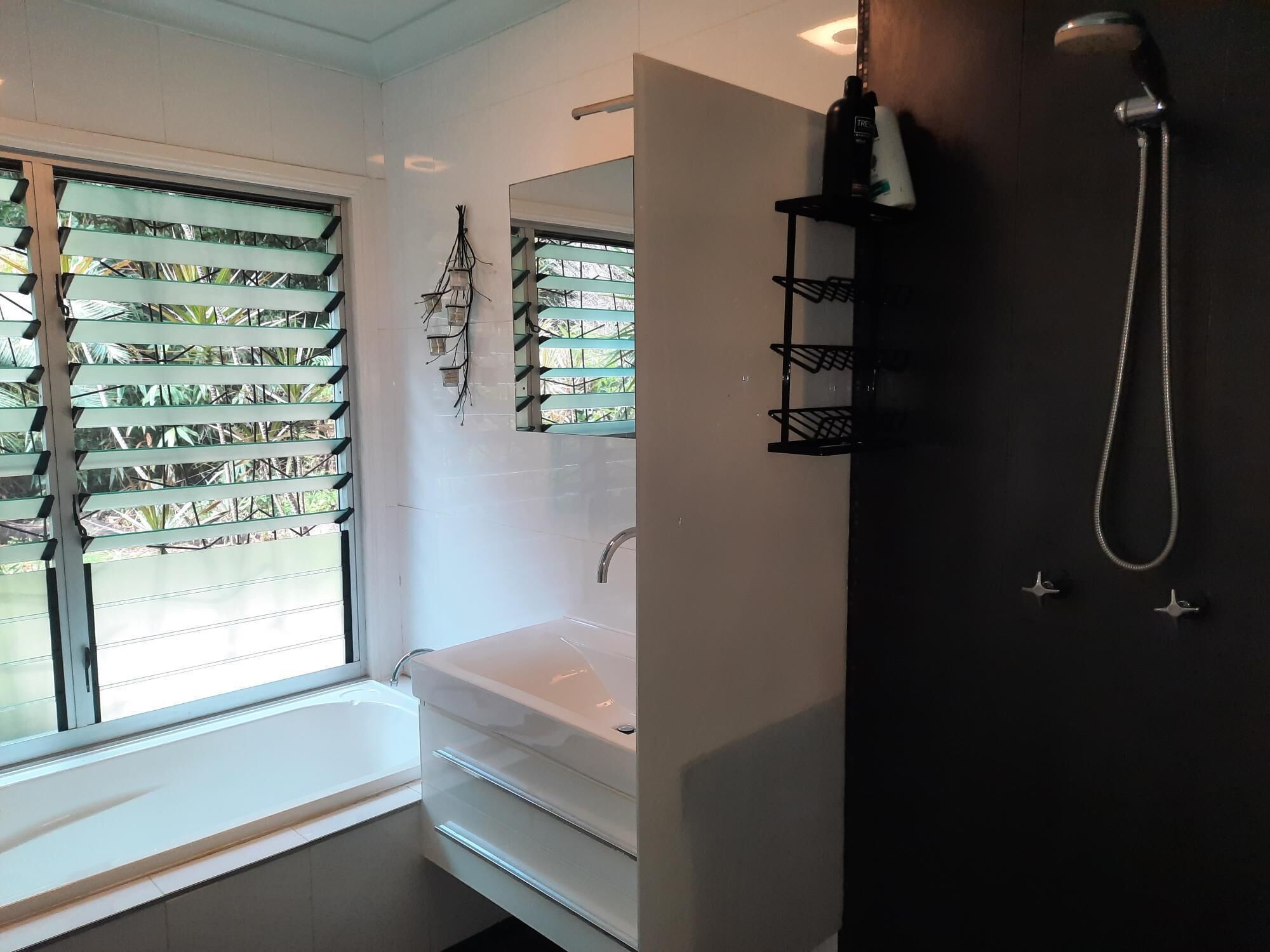 Baignoire, serviettes fournies, savon, papier de toilette