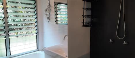 Baignoire, serviettes fournies, savon, papier de toilette