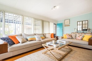 TV, caminetto, videogiochi, impianto stereo