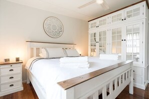 3 bedrooms, iron/ironing board, internet, bed sheets