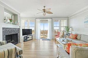 Téléviseur connecté, foyer, lecteur de DVD, livres