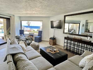 Smart TV, DVD player, livros, videoteca
