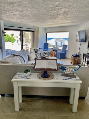 Smart TV, reproductor de DVD, libros y videoteca 